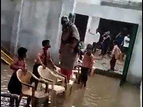 കനത്ത മഴയില്‍ സ്‌കൂളില്‍ വെള്ളം കയറി; ചെരുപ്പ് നനയാതിരിക്കാന്‍ ടീച്ചറുടെ 'അഭ്യാസം'; സസ്‌പെന്‍ഷന്‍; വീഡിയോ