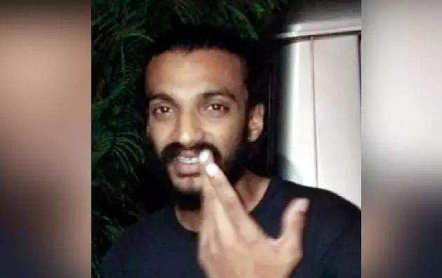 ക​ളി​ക്കാ​നെ​ന്ന വ്യാ​ജേ​ന രാ​ത്രി ട​ർ​ഫു​ക​ളിലെത്തും, യു​വാ​ക്ക​ളെ വ​ല​യി​ലാ​ക്കി ല​ഹ​രി വി​ൽ​പ​ന; 22കാരൻ അ​റ​സ്റ്റി​ൽ