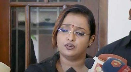 'മുഖ്യമന്ത്രിക്കും കുടുംബത്തിനുമെതിരായ ആരോപണങ്ങള്‍ നിര്‍ത്തണം, ജലീല്‍ സാര്‍ പറഞ്ഞിട്ടാണ് വിളിക്കുന്നത്, ഏത് നിമിഷവും കൊല്ലപ്പെടാം';  സ്വപ്‌ന സുരേഷ്