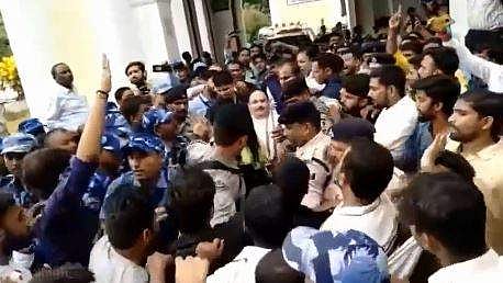 ‘ജെപി നഡ്ഡ, ഗോ ബാക്ക്‘- ബിജെപി അധ്യക്ഷനെതിരെ വിദ്യാർത്ഥികളുടെ പ്രതിഷേധം (വീഡിയോ)