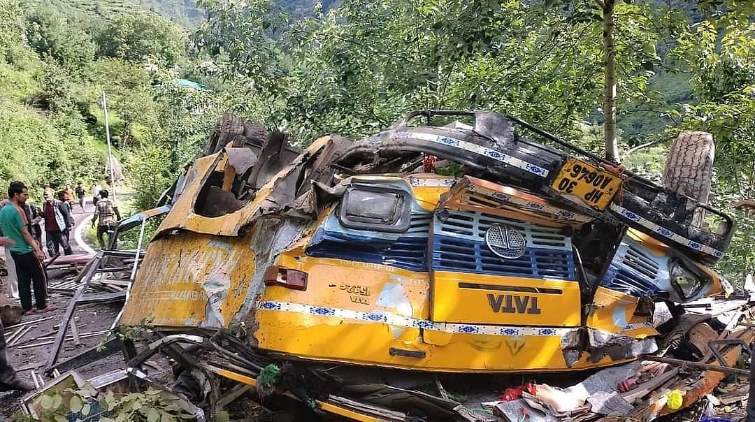 ബസ് കൊക്കയിലേക്ക് മറിഞ്ഞ് സ്‌കൂള്‍ വിദ്യാര്‍ഥികള്‍ അടക്കം 16 പേര്‍ മരിച്ചു
