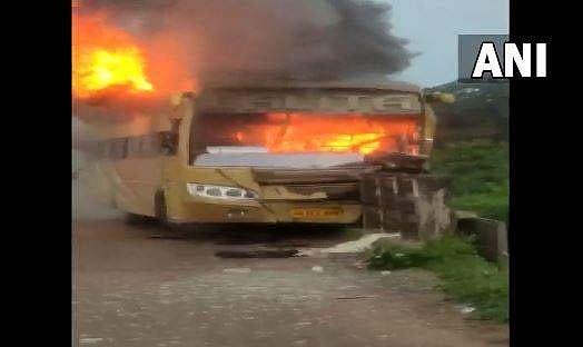 ഓടിക്കൊണ്ടിരിക്കെ കലുങ്കില്‍ ഇടിച്ചു; അഗ്നിഗോളമായി ബസ്;  4 പേര്‍ക്ക് പരിക്ക്; വീഡിയോ
