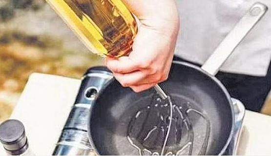 ഒരിക്കല്‍ ഉപയോഗിച്ച എണ്ണ വീണ്ടും ഉപയോഗിക്കരുത്, പാത്രം ശുചിയാക്കാതെ ഒഴിക്കുന്നതും ഭീഷണി; തട്ടുകടകളില്‍ അടക്കം മിന്നല്‍ പരിശോധന