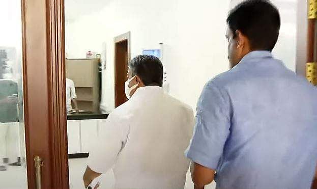 എകെജി സെന്ററില്‍ നിര്‍ണായക ചര്‍ച്ചകള്‍; സജി ചെറിയാനെ വിളിച്ചുവരുത്തി; എജിയോട് നിയമോപദേശം തേടി സര്‍ക്കാര്‍
