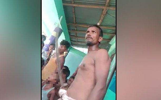 യൂണിഫോം വാങ്ങാന്‍ പണം നല്‍കിയില്ല; വടിവാളുമായി പിതാവ് സ്‌കൂളില്‍