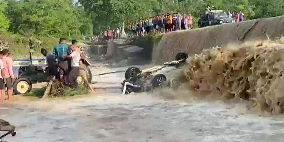 കനത്തമഴയില്‍ കാര്‍ ഒലിച്ചുപോയി, ഒമ്പതു പേര്‍ മരിച്ചു- വിഡിയോ