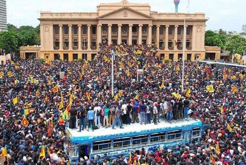 ശ്രീലങ്ക പ്രതിസന്ധി; പ്രസിഡന്റും പ്രധാനമന്ത്രിയും പുറത്തു പോകണം; രാജി ആവശ്യപ്പെട്ട് സർവകകക്ഷി യോ​ഗം
