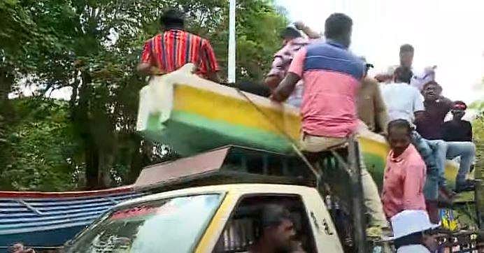 വള്ളങ്ങളുമായി മത്സ്യത്തൊഴിലാളികള്‍ നഗരത്തില്‍; സെക്രട്ടേറിയറ്റ് ഉപരോധം; സംഘര്‍ഷം