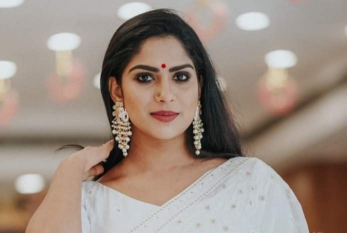 'സ്ത്രീകൾക്ക് പ്രണയവും കാമവും ഒന്നും ബാധകമല്ലേ?'; വിമർശകയ്ക്ക് സ്വാസികയുടെ മറുപടി