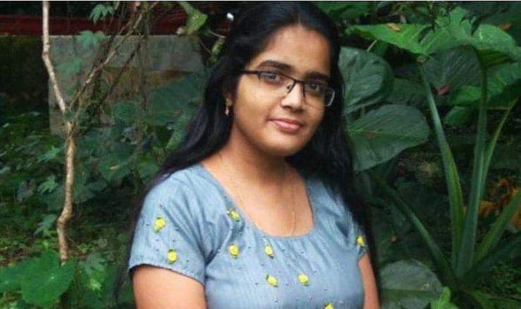 ട്രെയിന്‍ വരുന്നത് കണ്ട് അടുത്ത ട്രാക്കിനടുത്തേയ്ക്ക് നീങ്ങി നിന്നു; റെയില്‍വേ റിപ്പയര്‍ വാന്‍ ഇടിച്ച് വിദ്യാര്‍ഥിനിക്ക് ദാരുണാന്ത്യം