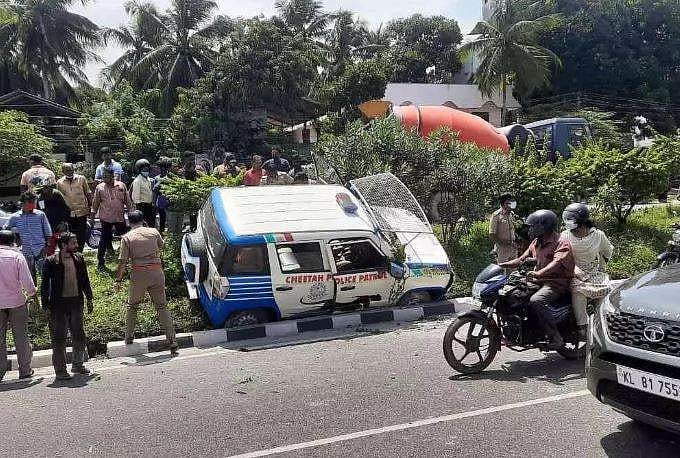 പൊലീസ് ജീപ്പ് ഡിവൈഡറില്‍ ഇടിച്ചു മറിഞ്ഞു; രണ്ടുപേര്‍ക്ക് പരിക്ക്