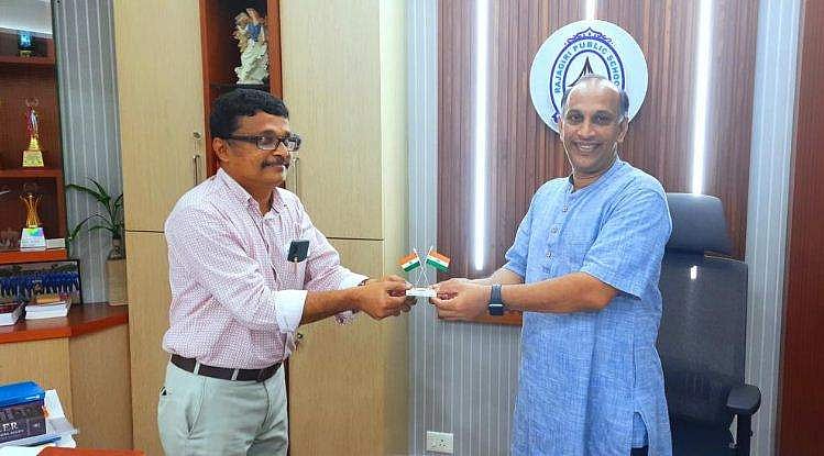 ആസാദി കാ അമൃത് മഹോത്സവ്: ഫാ. വര്‍ഗീസ് കാച്ചപ്പിള്ളിക്കു പതാക കൈമാറി