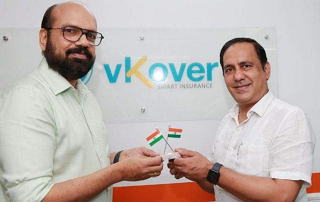 ആസാദി കാ അമൃത് മഹോത്സവ്: വികെ വിജയകുമാറിന് പതാക കൈമാറി