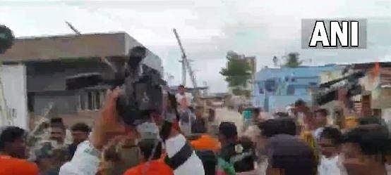 തെലങ്കാനയില്‍ ബിജെപി-ടിആര്‍എസ് പ്രവര്‍ത്തകര്‍ തമ്മില്‍ ഏറ്റുമുട്ടി; നിരവധിപേര്‍ക്ക് പരിക്ക് (വീഡിയോ)