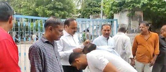 ബില്‍ക്കിസ് ബാനു കൂട്ട ബലാത്സംഗ കേസ്; പുറത്തിറങ്ങിയ പ്രതികള്‍ക്ക് മധുരം നല്‍കി, കാലുതൊട്ട് തൊഴുത് സ്വീകരണം (വീഡിയോ)