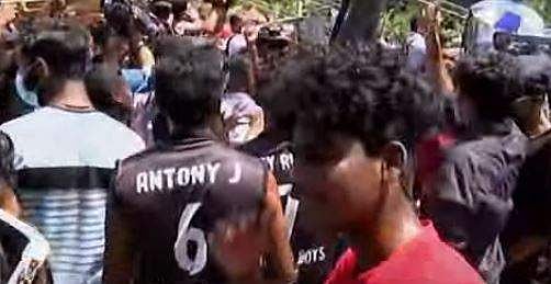 വിഴിഞ്ഞം തുറമുഖത്ത് സമരക്കടല്‍ തീര്‍ത്ത് മത്സ്യത്തൊഴിലാളികള്‍; 31വരെ ഉപരോധം; ലത്തീന്‍ പള്ളികളില്‍ കരിങ്കൊടി