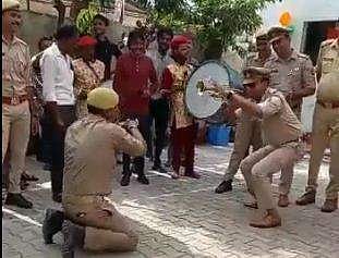 സ്വാതന്ത്ര്യദിനത്തില്‍ 'പാമ്പാ'യി, പൊലീസുകാരുടെ ആഘോഷം; വീഡിയോ വൈറല്‍; നടപടി