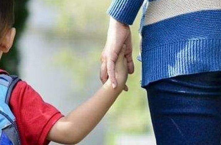 മകളെ സ്കൂൾ ബസിൽ കയറ്റി വിട്ട് റോഡരികിൽ നിന്ന അമ്മയെ ടിപ്പറിടിച്ചു; ദാരുണാന്ത്യം 