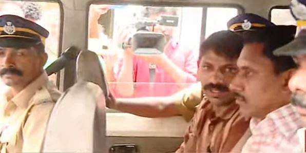 രാഹുലിന്റെ ഓഫീസിലെ ഗാന്ധി ചിത്രം തകര്‍ത്തതില്‍ 4 കോണ്‍ഗ്രസുകാര്‍ അറസ്റ്റില്‍