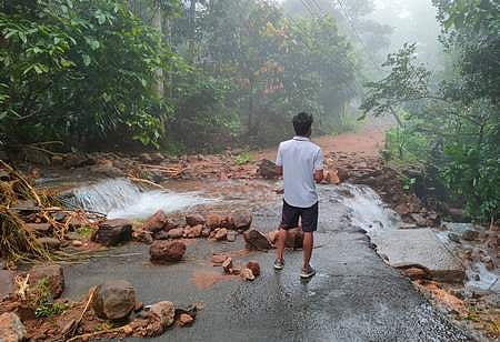 പത്ത് ജില്ലകളില്‍ നാളെ അവധി; അതീവ ജാഗ്രതയില്‍ സംസ്ഥാനം
