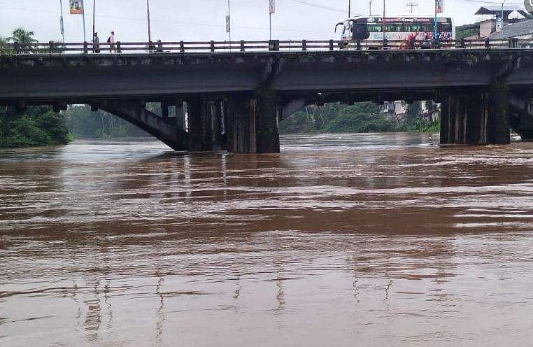 പുഴകള്‍ കരകവിയുന്നു; ജലനിരപ്പ് അപകടരേഖയ്ക്കു മുകളിലേക്ക്; റോഡുകളും പാലങ്ങളും വെള്ളത്തില്‍