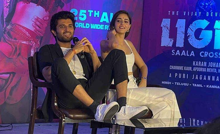 പത്രസമ്മേളനത്തിനിടെ ടീപ്പോയിൽ കാൽ കയറ്റി വച്ചു; വിജയ് ദേവരക്കൊണ്ടയുടെ ലൈ​ഗറിനെതിരെ ബഹിഷ്കരണ ആഹ്വാനം