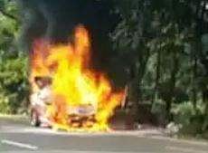 ഓയില്‍ ചോര്‍ന്നു; ബൈക്കുമായി കൂട്ടിയിടിച്ച് കാറിന് തീ പിടിച്ചു