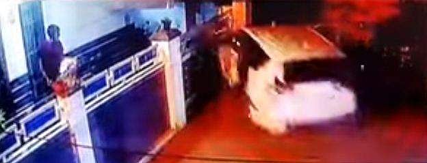 മദ്യലഹരിയില്‍ കാര്‍ മുന്നോട്ടെടുത്തു; വീടിന്റെ മതില്‍ തകര്‍ത്തു, ബൈക്ക് യാത്രികര്‍ രക്ഷപ്പെട്ടത് തലനാരിഴയ്ക്ക്