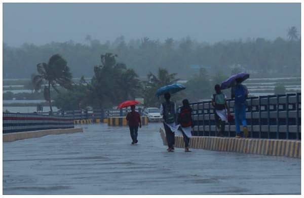 ഞായാറാഴ്ച വരെ വ്യാപക മഴ; ആറിടത്ത് ഓറഞ്ച് അലര്‍ട്ട്; 50 കിലോമീറ്റര്‍ വേഗതയില്‍ കാറ്റ്; കടലില്‍ പോകരുതെന്ന് മുന്നറിയിപ്പ്