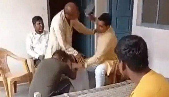 യുവാവിന്റെ മുഖത്ത് ചെരിപ്പ് കൊണ്ട് അടിച്ചു; വീഡിയോ വൈറല്‍; ഒരാള്‍ അറസ്റ്റില്‍