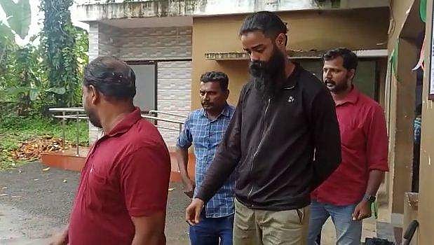 സൈഡ് കൊടുക്കാത്തതിനു വൈരാഗ്യം, കെഎസ്ആര്‍ടിസി ബസുകള്‍ക്കു അര്‍ധരാത്രി കല്ലേറ്; യുവാവ് പിടിയില്‍