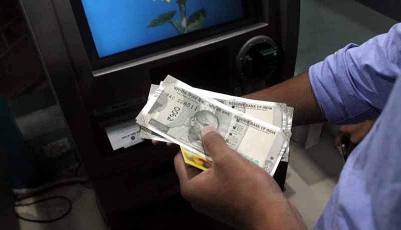 ആധാരത്തിന്റെ പകര്‍പ്പിന് 10,000; കൈക്കൂലി വാങ്ങുന്നതിനിടെ രജിസ്ട്രാര്‍ ഓഫീസ് ജീവനക്കാരന്‍ പിടിയില്‍