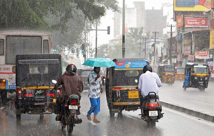 മഴ മുന്നറിയിപ്പില്‍ മാറ്റം, നാലു ജില്ലകളില്‍ അതിശക്തമായ മഴ; ഓറഞ്ച് അലര്‍ട്ട്, കടലില്‍ പോകരുതെന്ന് മുന്നറിയിപ്പ്