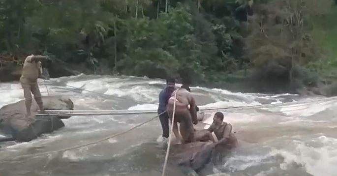 കാല്‍വഴുതി പുഴയില്‍ വീണു; ശക്തമായ ഒഴുക്കില്‍പ്പെട്ട യുവാവിനെ സാഹസികമായി രക്ഷപ്പെടുത്തി; വീഡിയോ