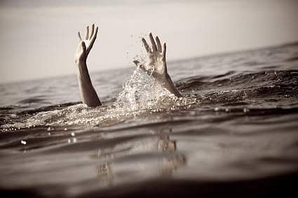കണ്ണൂരില് വള്ളം മറിഞ്ഞ് രണ്ടുപേര് മരിച്ചു; ഒരാള്ക്കായി തിരച്ചില്