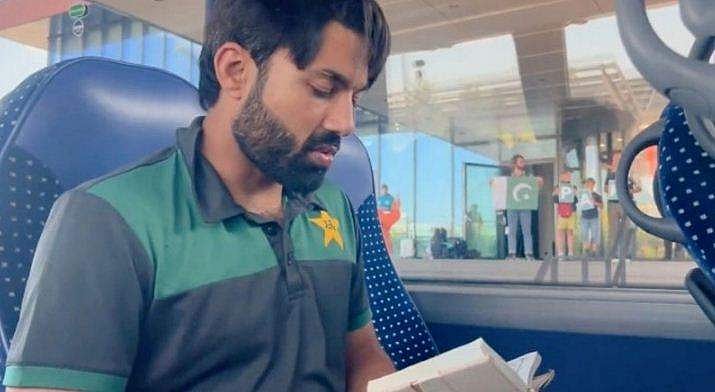 മറ്റ് പാക് കളിക്കാരുടെ ശ്രദ്ധ മൊബൈലില്‍; ഖുര്‍ആന്‍ വായിച്ച് മുഹമ്മദ് റിസ്വാന്‍; ആരാധകരുടെ കയ്യടി