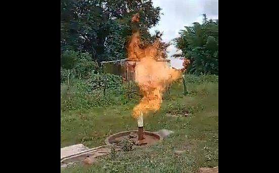 വെള്ളത്തിനൊപ്പം മുകളിലേക്ക് തീനാളങ്ങള്‍; തീ തുപ്പുന്ന പൈപ്പ് കണ്ട് പരിഭ്രാന്തരായി ജനം (വീഡിയോ)