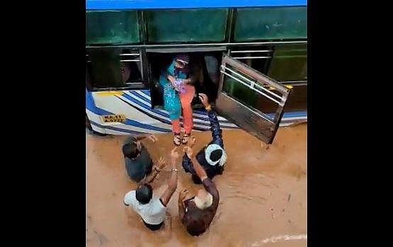 ബെംഗളൂരു - മൈസൂരു ദേശീയപാതയില്‍ വെള്ളപ്പൊക്കം; വാഹനങ്ങള്‍കുടുങ്ങി; സ്‌കൂളുകള്‍ക്കും കോളജുകള്‍ക്കും അവധി; വീഡിയോ