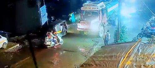 കുഴിയില്‍ ചാടാതിരിക്കാന്‍ സ്‌കൂട്ടര്‍ വെട്ടിച്ചു; ലോറിക്കടിയില്‍പ്പെട്ട് യുവാവ് മരിച്ചു- വീഡിയോ 