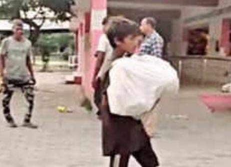ആംബുലന്‍സ് ലഭിച്ചില്ല; രണ്ടുവയസുകാരന്റെ മൃതദേഹം കൈകളിലേന്തി നടന്ന്‌ പത്തുവയസുകാരന്‍; വീഡിയോ