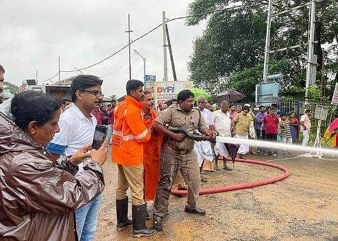 മൂവാറ്റുപുഴയില്‍ റോഡിലെ ഗര്‍ത്തം അടച്ചു; ഗതാഗതം ഭാഗികമായി പുനഃസ്ഥാപിച്ചു