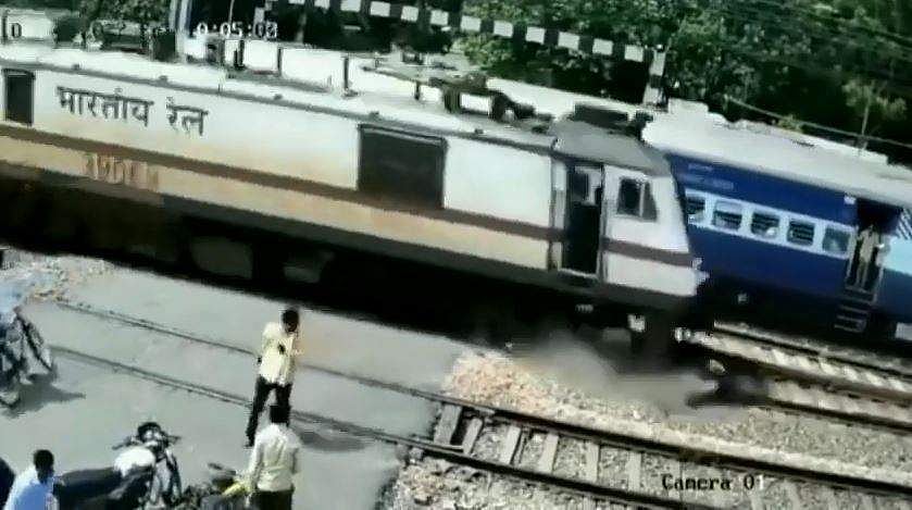ബൈക്ക് ഉപേക്ഷിച്ചില്ലെങ്കില്‍ ചിതറി തെറിച്ചേനെ!; തീവണ്ടിയുടെ അടിയില്‍പ്പെടാതെ യുവാവ് രക്ഷപ്പെട്ടത് തലനാരിഴയ്ക്ക്; വീഡിയോ