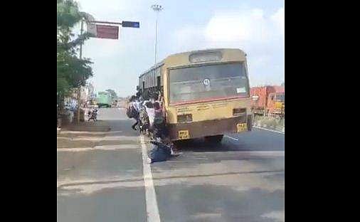 യാത്രക്കാരെ കുത്തിനിറച്ച് ബസ്; ഫുട്‌ബോര്‍ഡില്‍ നിന്ന് തെറിച്ചുവീണ് വിദ്യാര്‍ഥി- വീഡിയോ 