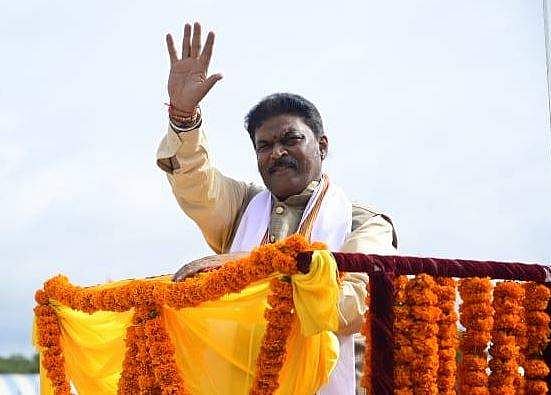 'കുടുംബത്തെ പച്ചയ്ക്ക് തീകൊളുത്തും'; ഭീഷണിയുമായി മന്ത്രി; കേസ്