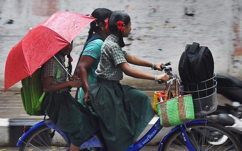 'പൊന്നു കലക്ടര്‍ സാറേ അവധിയൊന്നു നല്‍കണേ മടി കൂടാതെ...'; അവധിക്കായി മുറവിളി