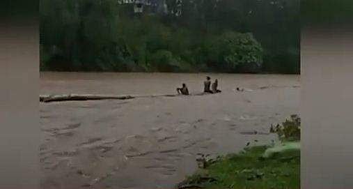 കുത്തിയൊഴുകുന്ന ആറിലേക്ക് ചാടി; മലവെള്ളത്തിൽ ഒഴുകിവന്ന തടി പിടിക്കാൻ 'നരൻ' മോഡൽ സാഹസികത; യുവാക്കൾക്കെതിരെ കേസ്