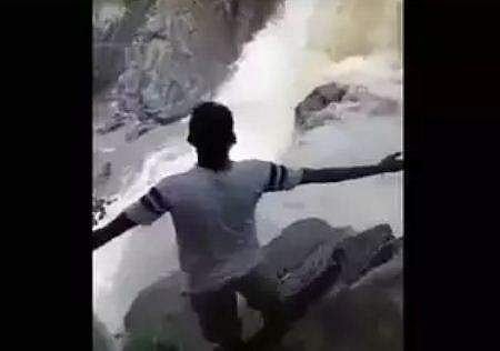വെള്ളച്ചാട്ടത്തിന് മുന്നില്‍ വീഡിയോയ്ക്ക് പോസ്;  26കാരന്‍ ഒലിച്ചുപോയി