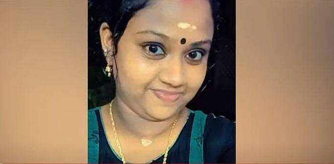 ചാലക്കുടിയിൽ റെയിൽവേ ട്രാക്കിൽ നിന്നും തോട്ടിൽ വീണ യുവതി മരിച്ചു
