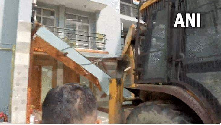 യുവതിയെ അപമാനിച്ചു; ബിജെപി നേതാവ് ഒളിവില്‍; വീട് ഇടിച്ചു നിരത്തി അധികൃതര്‍ ( വീഡിയോ)