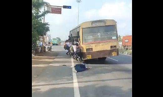 തിങ്ങിനിറഞ്ഞ് ബസ്; ചവിട്ടുപടിയിൽ നിന്ന് വിദ്യാർത്ഥി റോഡിലേക്ക് തെറിച്ചു വീണു; പിൻചക്രം കയറാതെ രക്ഷപ്പെട്ടത് തലനാരിഴയ്ക്ക് (വീഡിയോ)